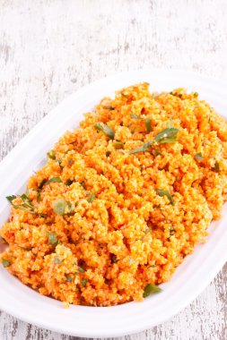 kisir, domates ile bulgur salatası yapıştırın, maydanoz ve soğan