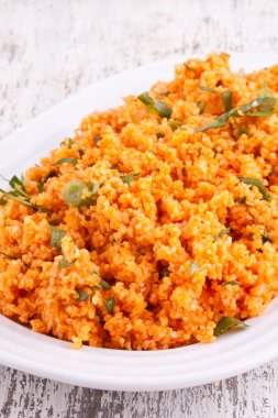 kisir, domates ile bulgur salatası yapıştırın, maydanoz ve soğan