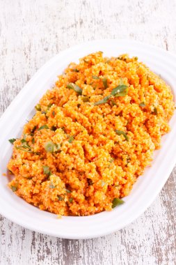 kisir, domates ile bulgur salatası yapıştırın, maydanoz ve soğan