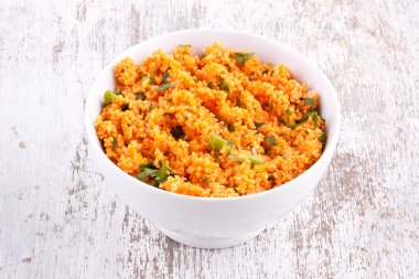 kisir, domates ile bulgur salatası yapıştırın, maydanoz ve soğan