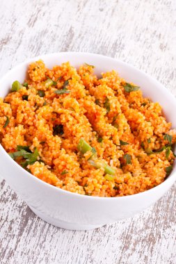 kisir, domates ile bulgur salatası yapıştırın, maydanoz ve soğan