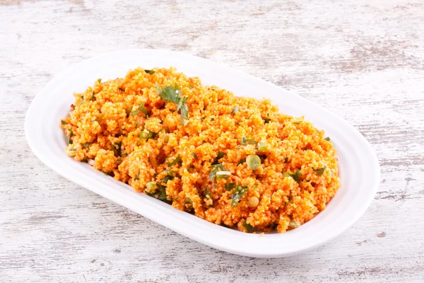 Kisir, ensalada Bulgur con pasta de tomate, perejil y cebolla — Foto de Stock