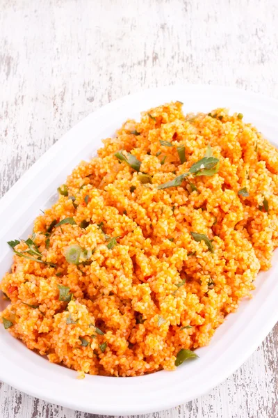 Kisir，碾碎干小麦沙拉配番茄粘贴，香菜和洋葱 — 图库照片