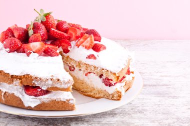 Çilekli kremalı pasta