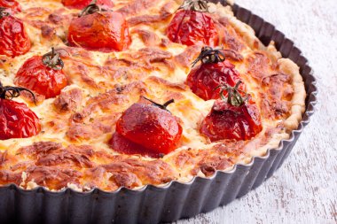 Peynirli tart domates ile