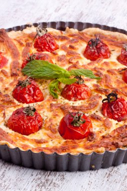 Peynirli tart domates ile