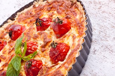 Peynirli tart domates ile