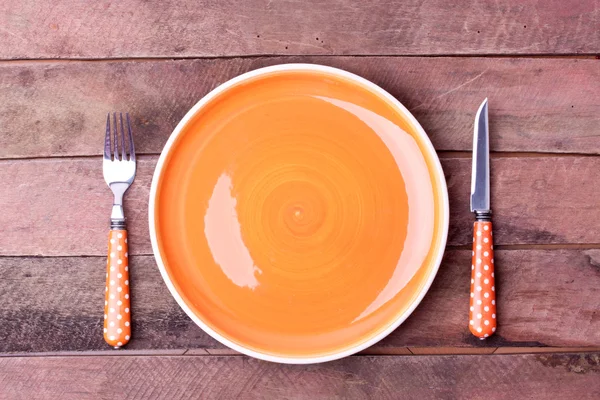 Пустая тарелка и вилка, нож — стоковое фото