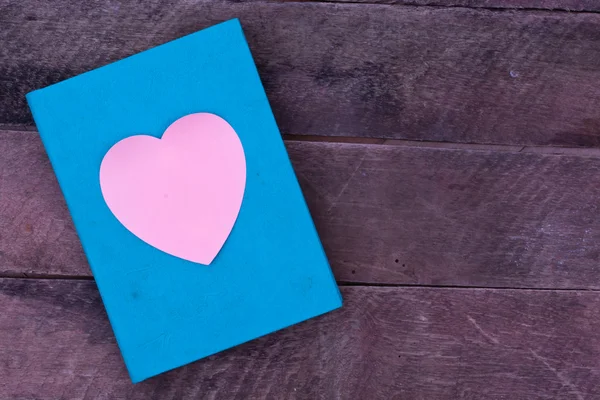 Livro com um coração rosa — Fotografia de Stock