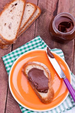 krem çikolata ve ekmek