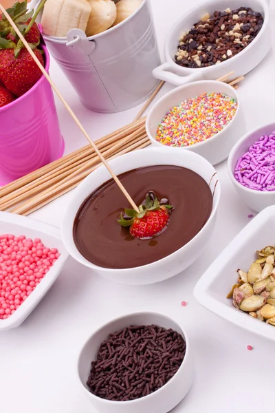 Chocolade fondue met aardbei en banaan — Stockfoto