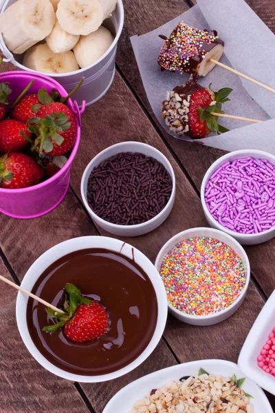 Chokolade fondue med jordbær og banan - Stock-foto