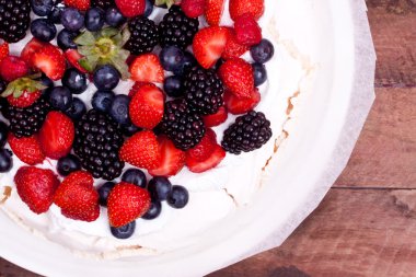 Pavlova kek çilek ile