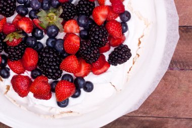 Pavlova kek çilek ile