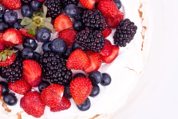 Pavlova cake with berries — Stock Photo, Image