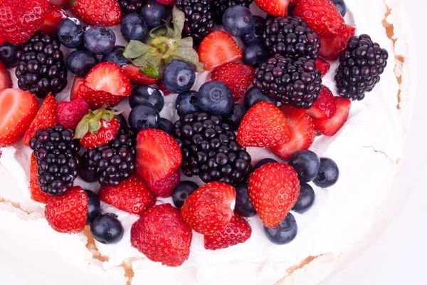 Pavlova cake with berries — Stock Photo, Image