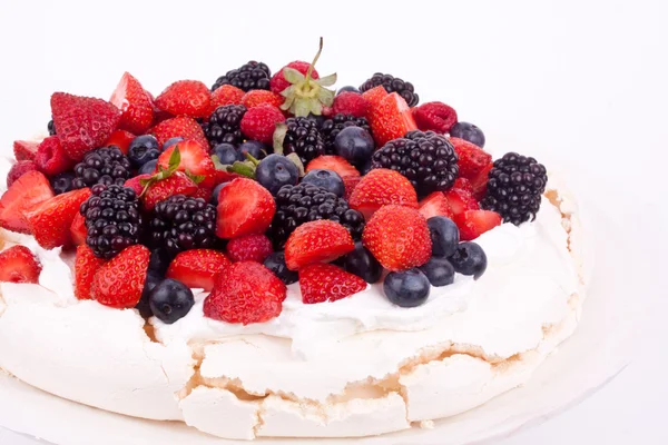 Pavlova cake with berries — Stock Photo, Image