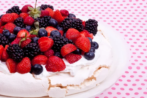 Pavlova cake with berries — Stock Photo, Image