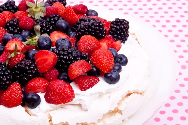 Pavlova cake with berries — Stock Photo, Image