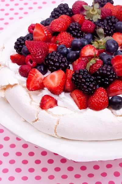 Pavlova kek çilek ile — Stok fotoğraf