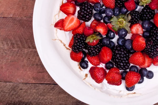 Pavlova cake with berries — Stock Photo, Image