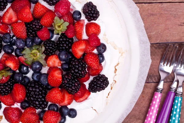 Pavlova cake with berries — Stock Photo, Image