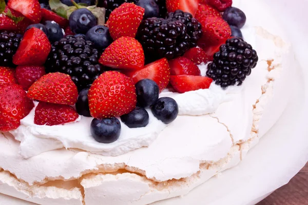 果実とパブロワ ケーキ — ストック写真