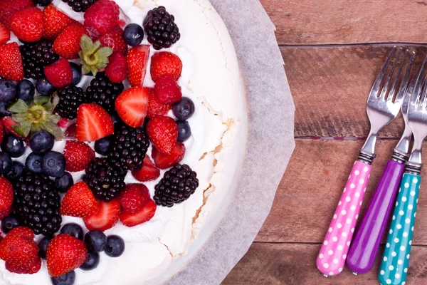 Tarta Pavlova con bayas — Foto de Stock