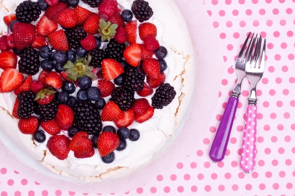 Tarta Pavlova con bayas — Foto de Stock