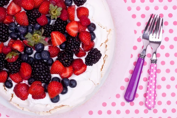 Tarta Pavlova con bayas — Foto de Stock