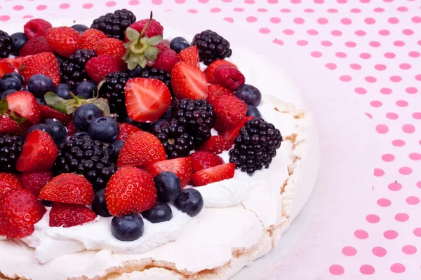 Tort Pavlova cu fructe de padure — Fotografie, imagine de stoc