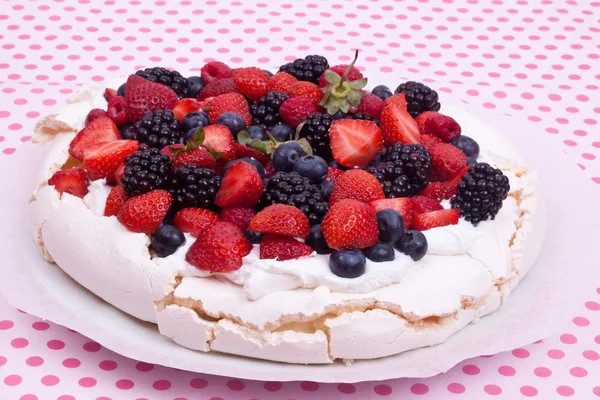 Pavlova cake with berries — Stock Photo, Image