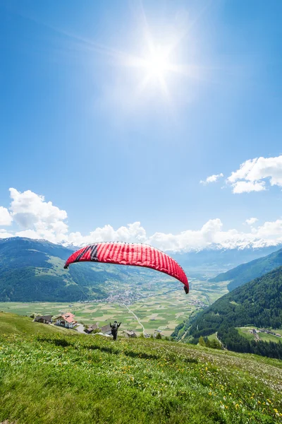 Dağlardaki paraglider