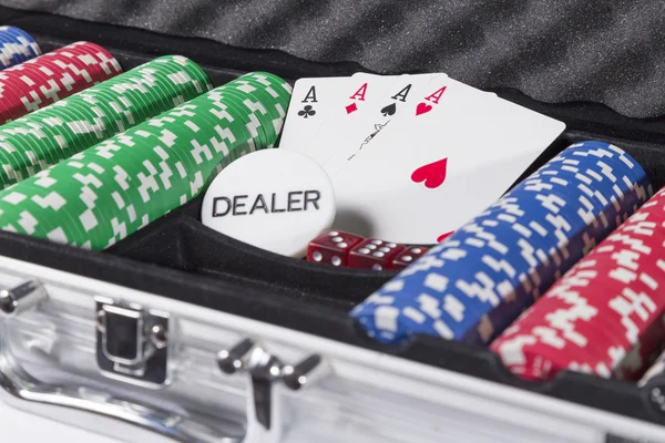 Poker durumda kartları ve patates kızartması ile