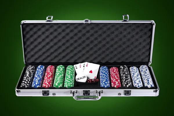 Poker geval met chips en kaarten met pad — Stockfoto