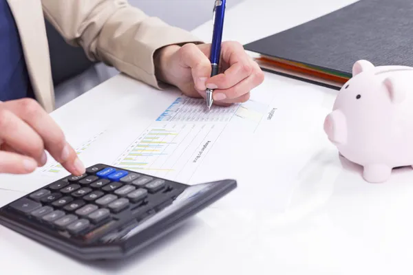 Las mujeres calculan gastos — Foto de Stock