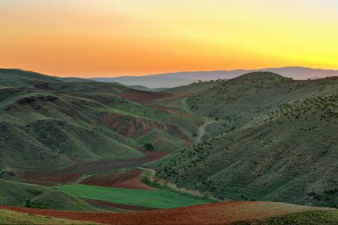 Tarlaların üzerinde gün doğumu