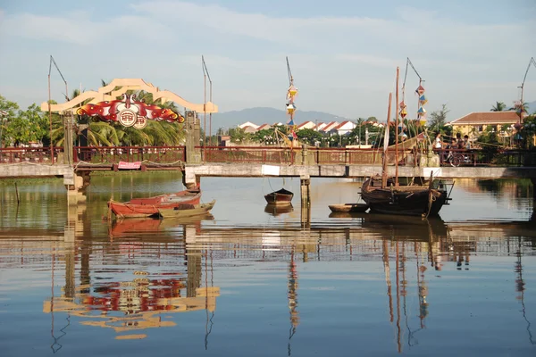 Oude brug met twee boten in de haven — Stockfoto