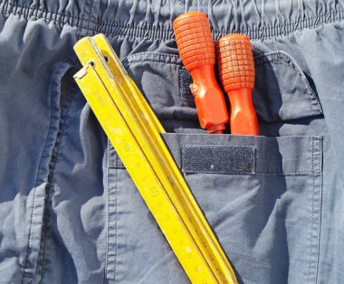 Araçlar ve kot pantolon cebinde