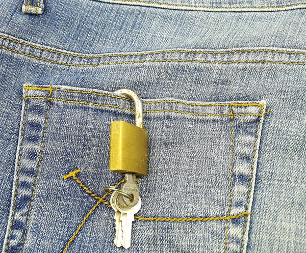 Paquet de jeans et cadenas — Photo