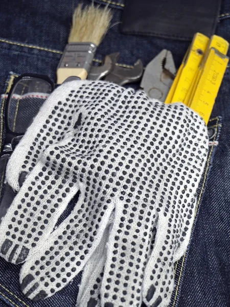 Herramientas de trabajo en el bolsillo trasero de los vaqueros — Foto de Stock