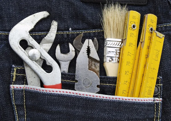 Työkalut ja farkut tasku — kuvapankkivalokuva