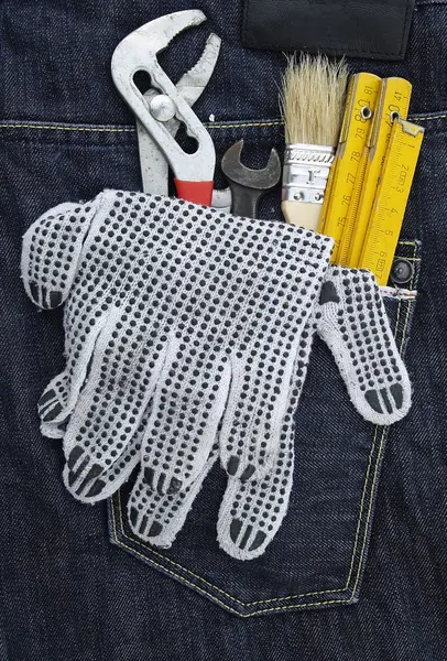 Outils de travail dans la poche arrière du jean — Photo