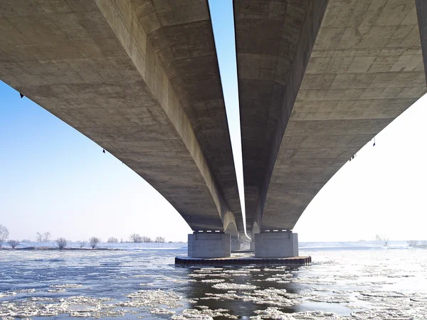 A1 de las autopistas puente a través de un río wisjalá — Foto de Stock
