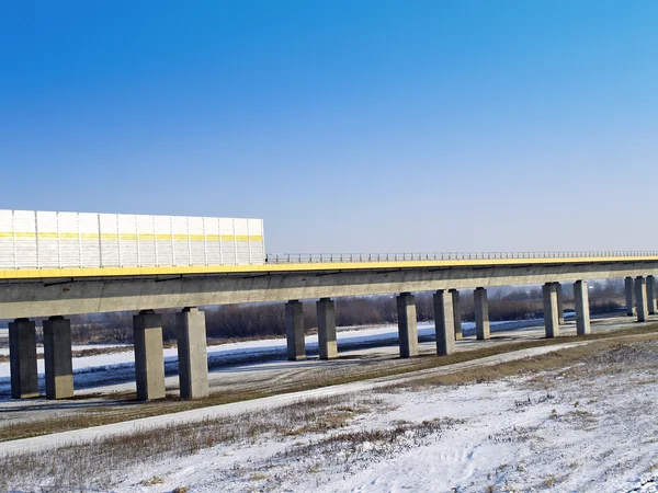 A1 de las autopistas puente a través de un río wisjalá — Foto de Stock