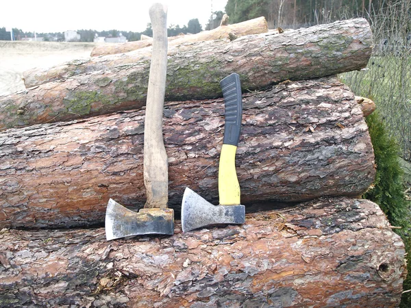 Tronco de madera con el hacha atascada —  Fotos de Stock