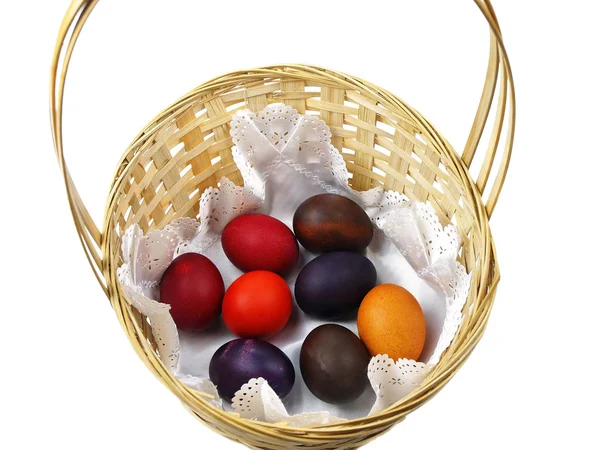 Cesto di vimini con uova di Pasqua — Foto Stock