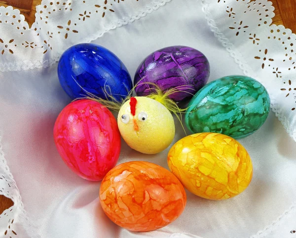 Śmieszne trochę szalona laska i malowane jaja. — Zdjęcie stockowe