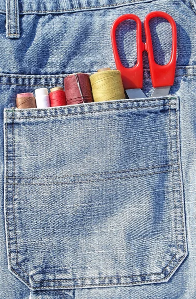 Близко к карману джинсов с помощью портного инструмента — стоковое фото