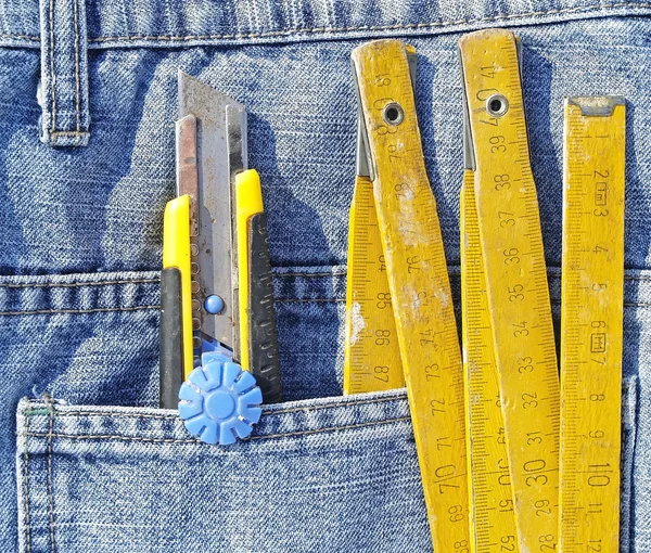 Ferramentas no bolso jeans — Fotografia de Stock
